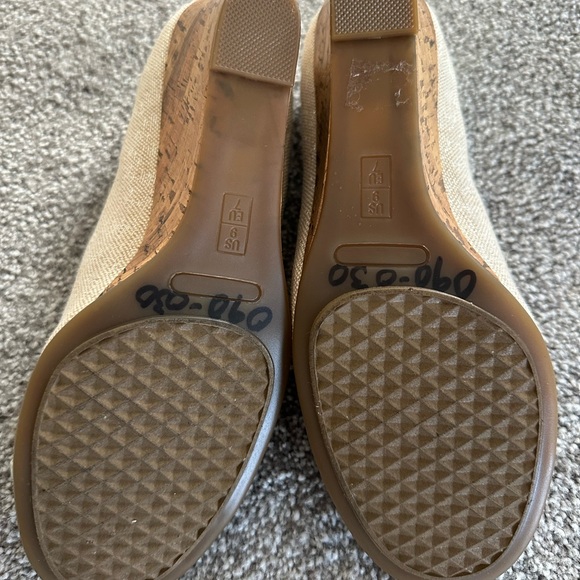 Aersoles brand new & never worn women’s pump - Picture 4 of 7